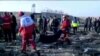 Equipos de emergencia trabajan en los escombros del avión de Ukraine International Airlines con 176 personas a bordo (Foto: Reuters)