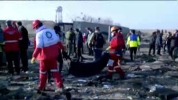 Equipos de emergencia trabajan en los escombros del avión de Ukraine International Airlines con 176 personas a bordo (Foto: Reuters)