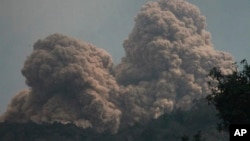 印度尼西亞的羅卡滕達火山於上星期日噴發.