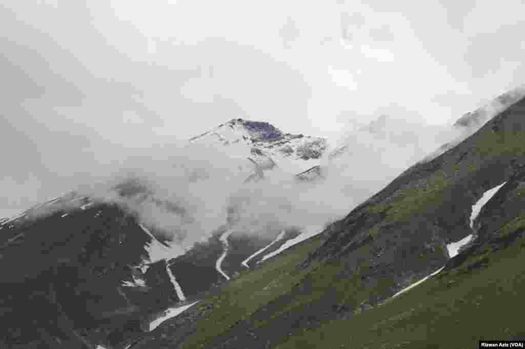 ناران بلند و بالا سرسبز اور بادلوں سے ڈھکے پہاڑ قدرتی حسن کی حقیقی عکاسی کر رہے ہیں۔
