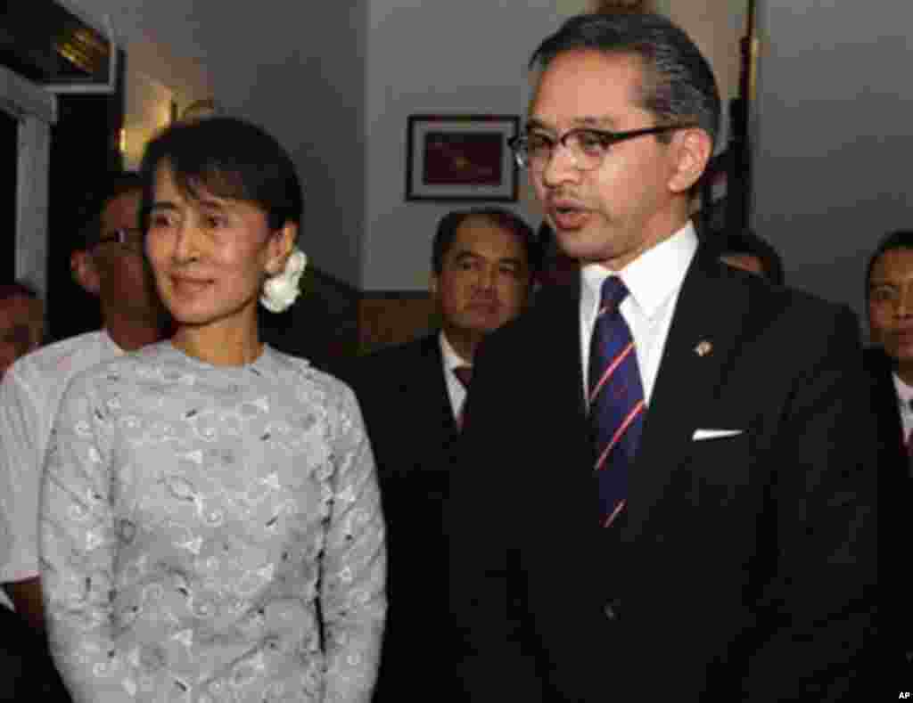 Indonesia Foreign Minister R.M. Marty M. Natalegawa,right, talks to media after meeting with Myanmar's pro-democracy leader Aung San Suu Kyi, left, at her home Saturday, Oct. 29, 2011, in Yangon, Myanmar. (AP Photo/Khin Maung Win)