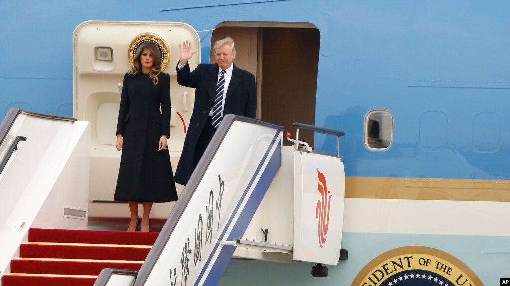 Tổng thống Hoa Kỳ Donald Trump và Đệ nhất Phu nhân Hoa Kỳ Melania Trump đáp máy bay xuống Bắc Kinh, Trung Quốc, ngày 8/11/2017.