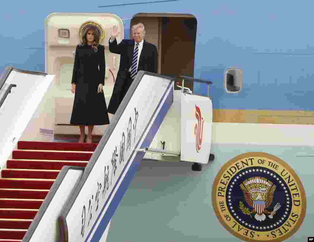 美國總統川普與第一夫人梅拉尼婭抵達北京