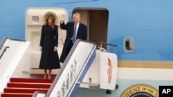 Presiden AS Donald Trump bersama Ibu Negara Melania Trump saat mendarat dengan pesawat Air Force One di Beijing, China, 8 November 2017.