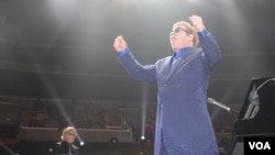 Elton John interpretó temas clásicos, así como canciones de su más reciente disco. [Foto: Mitzi Macias, VOA].