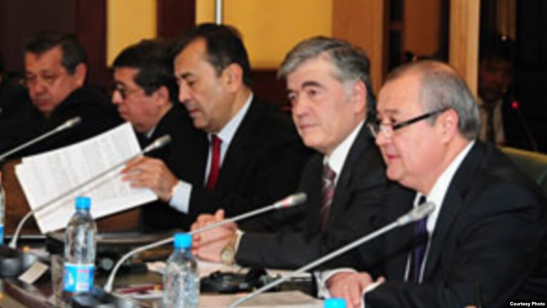 O'zbekiston Tashqi ishlar vaziri Abdulaziz Komilov, Vashingtondagi elchi Ilhom Ne'matov, senator Sodiq Safoyev va boshqa rasmiylar, 2011-yildagi muzokaralarda (Suratni kattaslashtirish mumkin)