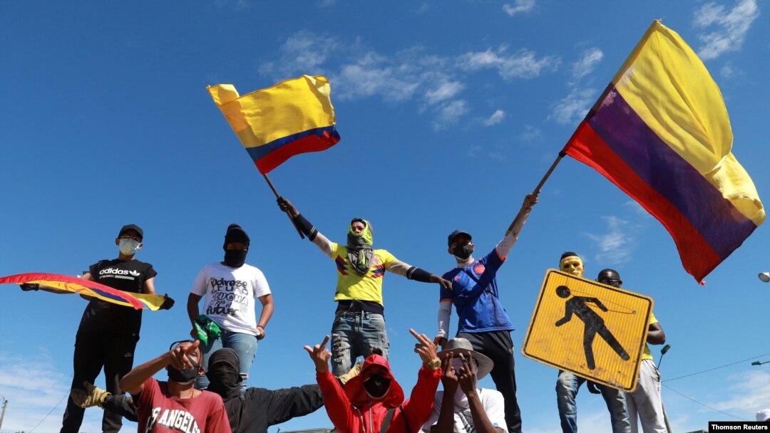 Los manifestantes participan en una protesta contra lo que catalogan como la brutalidad policial ejercida en las recientes protestas contra la reforma tributaria del gobierno del presidente Iván Duque en Cali.