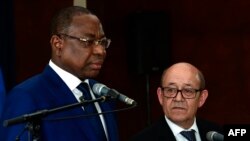 Le ministre des affaires étrangères sénégalaises Mankeur Ndiaye, à gauche, et son homologue français Jean-Yves Le Drian, à l’ambassade française à Dakar, 15 juin 2017. 