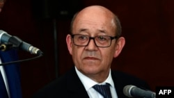 Le ministre français des affaires étrangères Jean-Yves Le Drian, à l’ambassade française à Dakar, 15 juin 2017. 