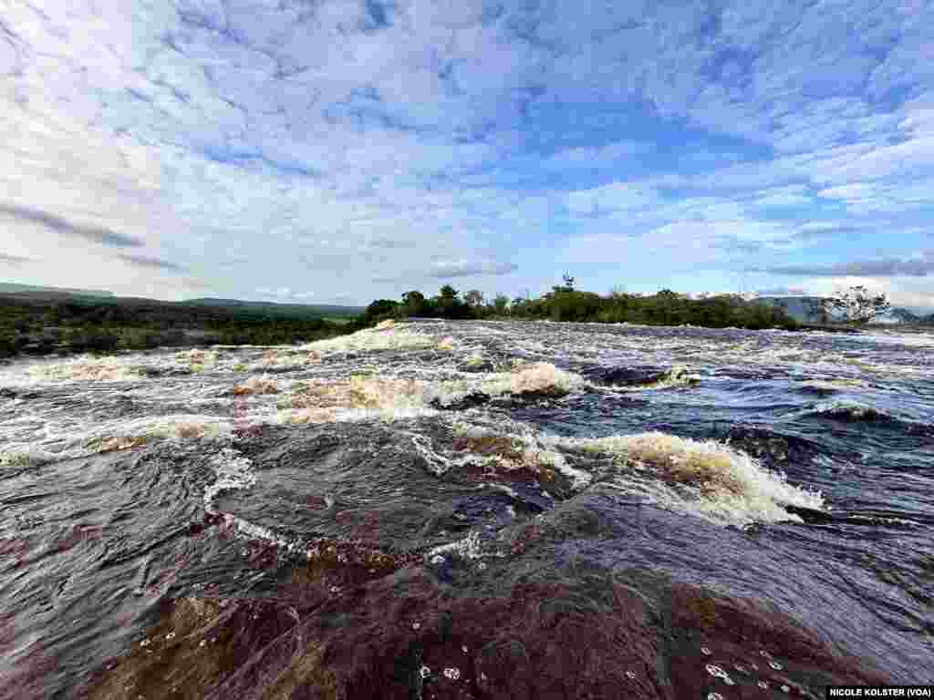 El Salto Ángel&nbsp;es 15 veces más alto que las cataratas del Niágara y casi tres veces más alto que el Empire State, uno de los rascacielos más elevados de la ciudad de Nueva York.