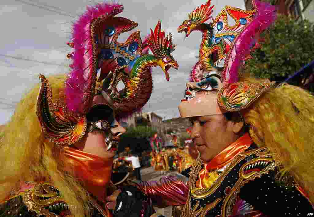 Các vũ công, trong hóa trang của quỷ, chuẩn bị khởi sự Lễ Hội ở Oruro, Bolivia hôm 18/2/12 (AP)