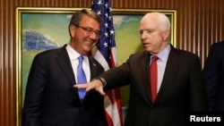 El secretario de Defensa de EE.UU., Ash Carter (izquierda) se reunió con el senador estadounidense John McCain in Sinagpur, el viernes 3 de junio de 2016.