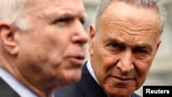 McCain, junto a Schumer, dijo que no cree que la Cámara de Representantes empiece a tratar por partes el tema de la reforma migratoria.