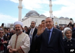 Turkey's President Recep Tayyip Erdogan, and Turkey's Religious Affairs Chief Mehmet Gormez, left, arrive for a dedication ceremony for the Diyanet Islamic Cultural Center in Lanham, Maryland, April 2, 2016.