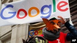 Xwepêşanderekî pêş navenda Google ya li Parîsê (Arşîv)