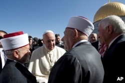 Pope Francis meets with the Mufti of Jerusalem Muhammad Ahmad Hussein, left, and Abdul Azeem Salhab, Head of the Waqef supreme court, near the Dome of the Rock Mosque, May