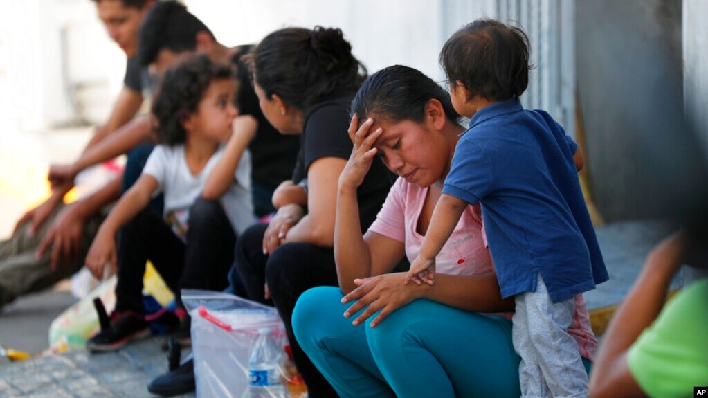 Autoridades migratorias de Estados Unidos regresan cada día más centroamericanos a México para esperar las fechas en la corte de inmigración.