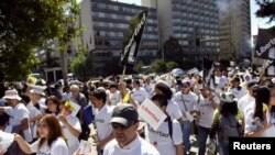 Journalists march to commemorate World Press Freedom Day, in downtown Quito May 3, 2011. World Press Freedom Day is celebrated by UNESCO. REUTERS/Stringer (ECUADOR - Tags: CIVIL UNREST MEDIA POLITICS) - RTR2LYLX
