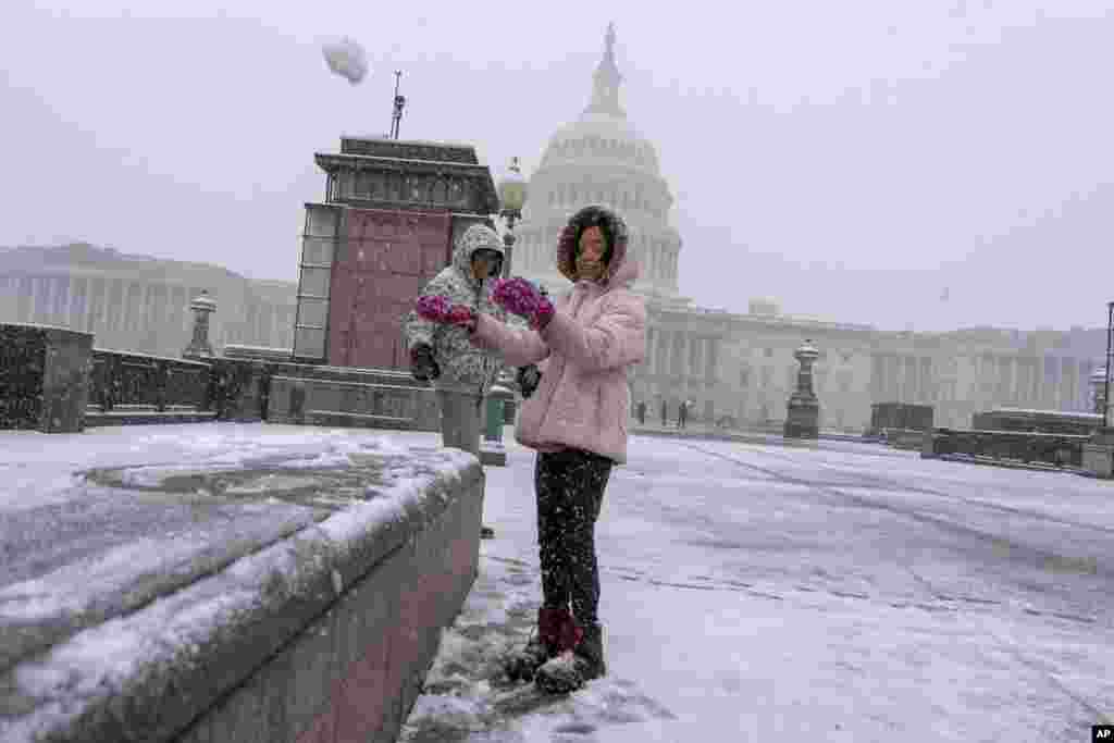 En partes de Baltimore y Washington, cayeron 2,5 centímetros de nieve cada hora, según el servicio meteorológico de Estados Unidos. Todas las escuelas públicas de Washington amanecieron cerradas el miércoles debido al clima.