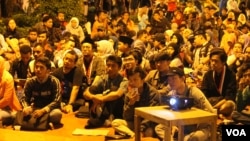 Ratusan warga Surabaya menghadiri acara nonton bareng di Taman Bungkul yang digagas Forum Kebangsaan Jawa Timur untuk menumbuhkan semangat kebangsaan, nasionalisme dan menghargai keberagaman (Foto: VOA/Petrus). 