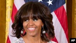 Michelle Obama se sintió muy mortificada al tener que acercarse a la mujer para pedirle que la dejará continuar o de lo contrario se retiraba del lugar.