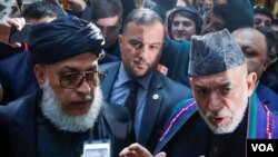 Perwakilan Taliban Abas Stankizai (kiri) dan mantan Presiden Hamid Karzai memberikan keterangan kepada media di Moskow (5/2).