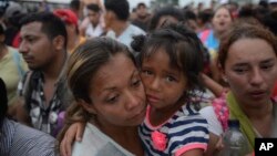 Para migran menuju perbatasan AS-Meksiko menunggu di sebuah jembatan yang membentang di atas Sungai Suchiate, yang menghubungkan Guatemala dan Meksiko, di Tecun Uman, Guatemala, Jumat, 19 Oktober 2018. (Foto: AP)