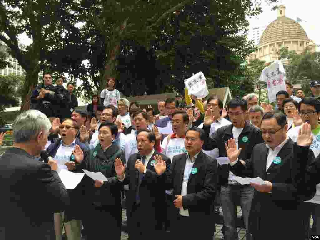 香港民主黨宣誓儀式遭狙擊 （美國之音湯惠芸攝）