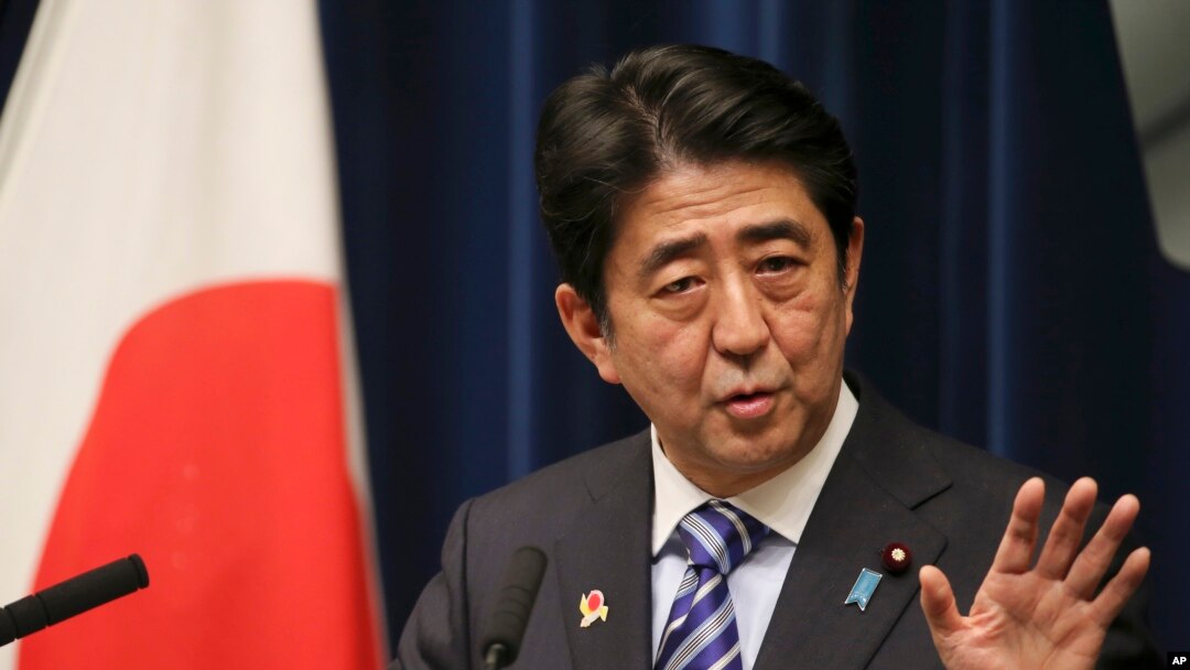 Perdana Menteri Jepang Shinzo Abe dalam jumpa pers menyusul pertemuan dengan negara-negara anggota ASEAN (14/12) di Tokyo. (AP/Koji Sasahara)