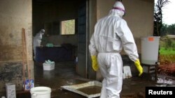 Des travailleurs médicaux en vêtements de protection dans la zone d'isolement d'Ebola, dans une clinique médicale, près de Kananga dans la province occidentale du Kasaï, RDC, 18 septembre 2007.