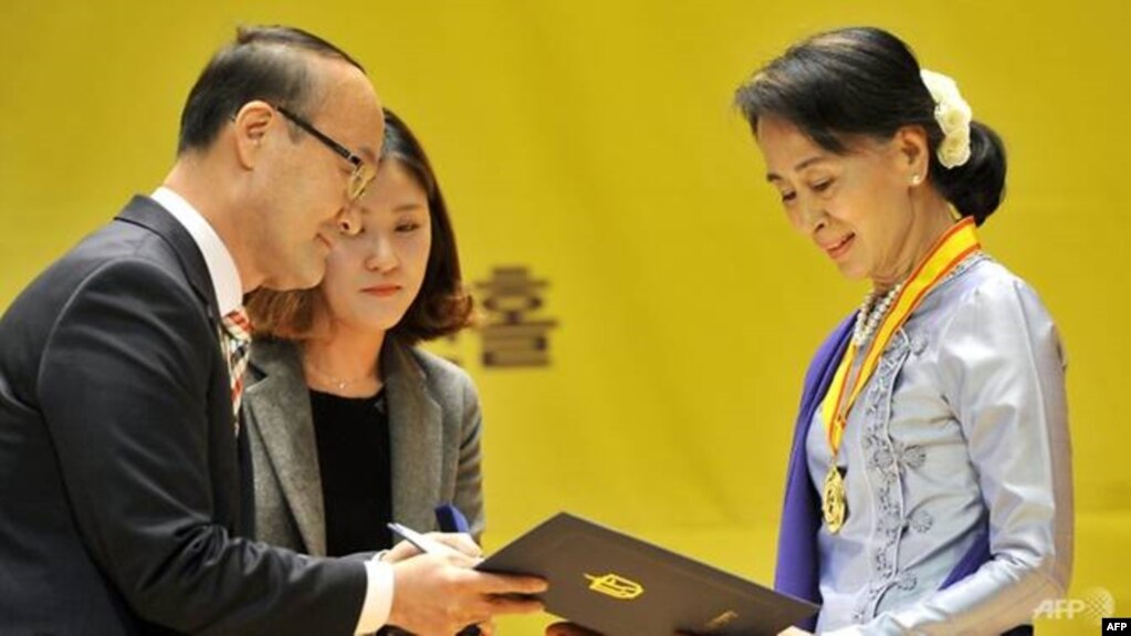 ၂၀၁၃ တြင္ Gwangju လူ႔အခြင့္အေရးဆုကို ေအာင္ဆန္းစုၾကည္ကိုယ္တိုင္လက္ခံစဥ္