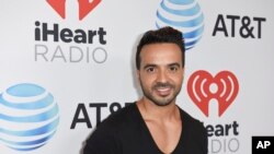 Luis Fonsi tại bữa tiệc Bể bơi Mùa hè của iHeartRadio ở Miami Beach, Florida hôm 9/6.