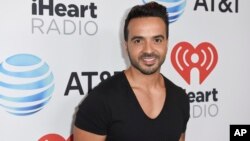 Luis Fonsi asiste a la fiesta iHeartRadio Summer Pool Party en el Fontainebleau Miami Beach el 9 de junio de 2017, en Miami Beach, Florida, EE.UU.