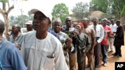 Voters queue to cast their vote during the governorship election at Ekulobia district in Anambra State, Nigeria, 06 Feb 2010