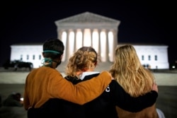 People stand in front of the U.S. Supreme Court following the death of U.S. Supreme Court Justice Ruth Bader Ginsburg, in Washington, U.S., September 18, 2020. (REUTERS/Al Drago)