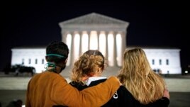 People stand in front of the U.S. Supreme Court following the death of U.S. Supreme Court Justice Ruth Bader Ginsburg, in Washington, U.S., September 18, 2020. (REUTERS/Al Drago)
