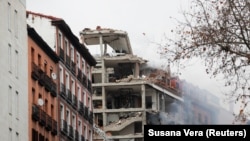 De la fumée s'élève d'un bâtiment endommagé après une explosion dans le centre-ville de Madrid, à Madrid, Espagne, le 20 janvier 2021.