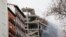 De la fumée s'élève d'un bâtiment endommagé après une explosion dans le centre-ville de Madrid, à Madrid, Espagne, le 20 janvier 2021.