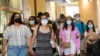 Sejumlah pengunjung mengenakan masker saat mengunjungi sebuah kompleks pertokoan di Los Angeles, 1 Juli 2021. (Foto: Marcio Jose Sanchez/AP)
