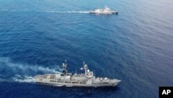 Kapal perang AL Filipina melakukan manuver taktis saat latihan militer bersama dengan AS di Laut Filipina Barat pada 23 November. Militer China menuding sebuah kapal AL AS secara ilegal memasuki perairan yang berdekatan dengan Second Thomas Shoal. (Foto: Ilustrasi via AP)