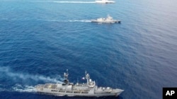 美菲海军2023年11月23日在西菲律宾海举行联合巡逻演习。