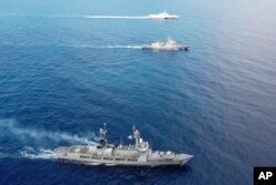 Kapal perang Angkatan Laut Filipina BRP Gregorio Del Pilar (PS15) dan BRP Jose Rizal (FF150) melakukan manuver taktis dengan USS Gabriel Giffords (LCS 10), di atas, selama latihan antara Filipina dan AS. (Foto: via AP)