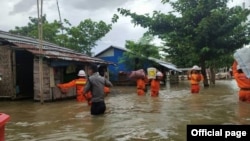 ဧရာဝတီမြစ်ရေမြင့်တက်လာမှုကြောင့် ပဲခူးတိုင်းဒေသကြီး၊ ပန်းတောင်းမြို့နယ်၊ ထုံးဘိုကျေးရွာအုပ်စု၊ ခတ္ထိယရပ်ကွက်နေ ဒေသခံတွေကို ဘေးလွတ်ရာ ရွှေ့ပြောင်းပေးနေတဲ့ မြင်ကွင်း။ (ဇူလိုင် ၂၈၊ ၂၀၂၀။ ဓာတ်ပုံ - Myanmar Fire Services Department)