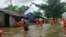 ဧရာဝတီမြစ်ရေမြင့်တက်လာမှုကြောင့် ပဲခူးတိုင်းဒေသကြီး၊ ပန်းတောင်းမြို့နယ်၊ ထုံးဘိုကျေးရွာအုပ်စု၊ ခတ္ထိယရပ်ကွက်နေ ဒေသခံတွေကို ဘေးလွတ်ရာ ရွှေ့ပြောင်းပေးနေတဲ့ မြင်ကွင်း။ (ဇူလိုင် ၂၈၊ ၂၀၂၀။ ဓာတ်ပုံ - Myanmar Fire Services Department)