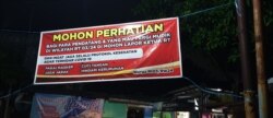 Spanduk imbauan kepada warga agar melaporkan data pendatang baru/ pemudik memasuki wilayah ke RT setempat terpasang di berbagai sudut wilayah Kota Solo, Selasa, 11 Mei 2021. (Foto: Yudha Satriawan/VOA)