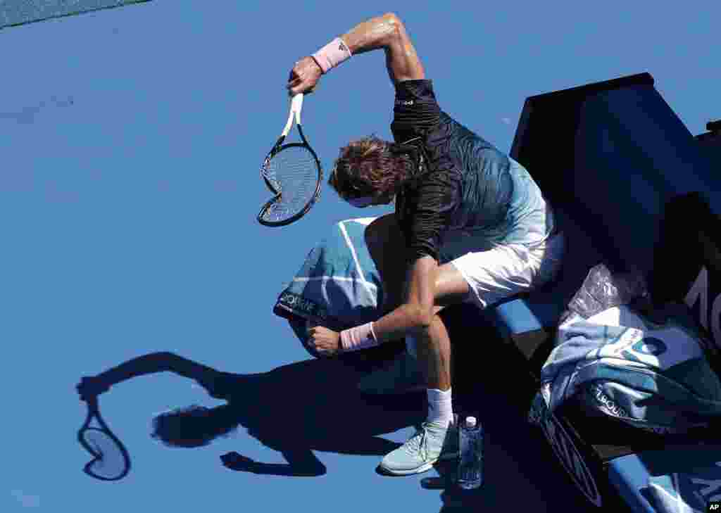 កីឡាករវាយតេន្នីស Alexander Zverev បោករ៉ូកែត ដោយសារភាពស្មុគអារម្មណ៍នៅជុំទីបួននៃការប្រកួតវាយតេន្នីស Australian Open ជាមួយនឹងកីឡាករ Milo Raonic នៅក្រុង Melbourne ប្រទេសអូស្រ្តាលី។