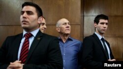 Mantan PM Israel Ehud Olmert (dua dari kiri) menunggu pelaksanaan sidang di pengadilan distrik di Tel Aviv (31/3).