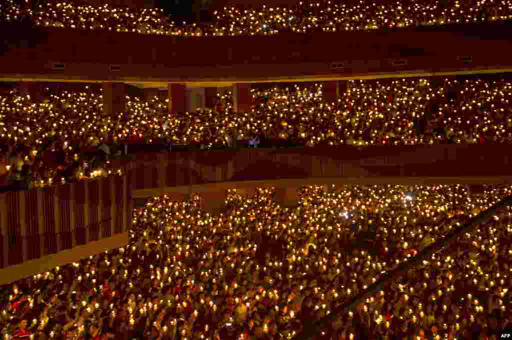 انڈونیشیا کے دوسرے بڑے شہر سورا بایا میں مسیحی افراد ایک اسٹیڈیم میں ہونے والی کرسمس کی دعائیہ تقریب میں شریک ہیں۔ &nbsp;