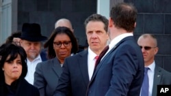 El gobernador de Nueva York, Andrew Cuomo, que tenía programado un acto en Brooklyn, se desplazó al lugar para conocer detalles sobre el hecho.