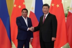 លោក​ប្រធានាធិបតី​ហ្វីលីពីន Rodrigo Duterte ចាប់​ដៃ​ជាមួយ​នឹង​លោក​ប្រធានាធិបតី​ចិន Xi Jinping មុន​កិច្ចប្រជុំ​មួយ​នៅ​ក្នុង​ក្រុង​ប៉េកាំង កាលពី​ថ្ងៃទី២៥ ខែមេសា ឆ្នាំ២០១៩។